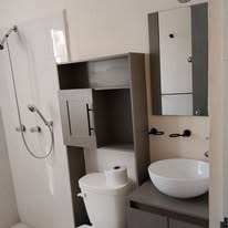 Cocina integral con barra y bancos