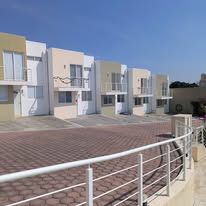 Casa con cochera y fachada en tonos cálidos