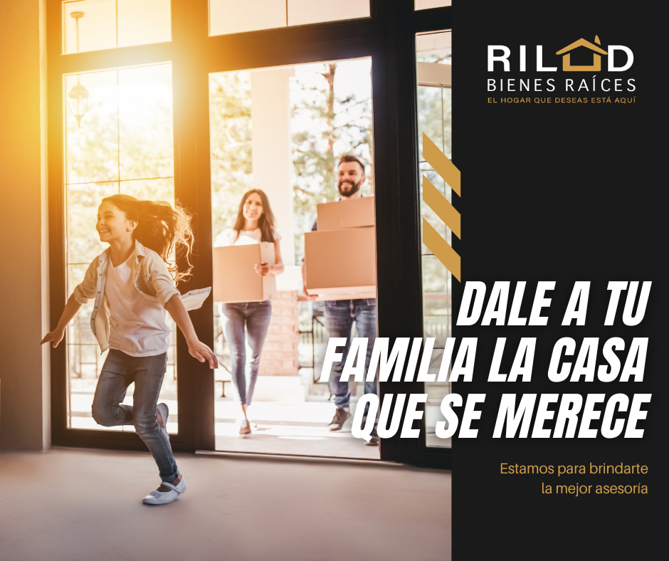 Familia entrando a su nuevo hogar con branding de RILAD Bienes Raíces